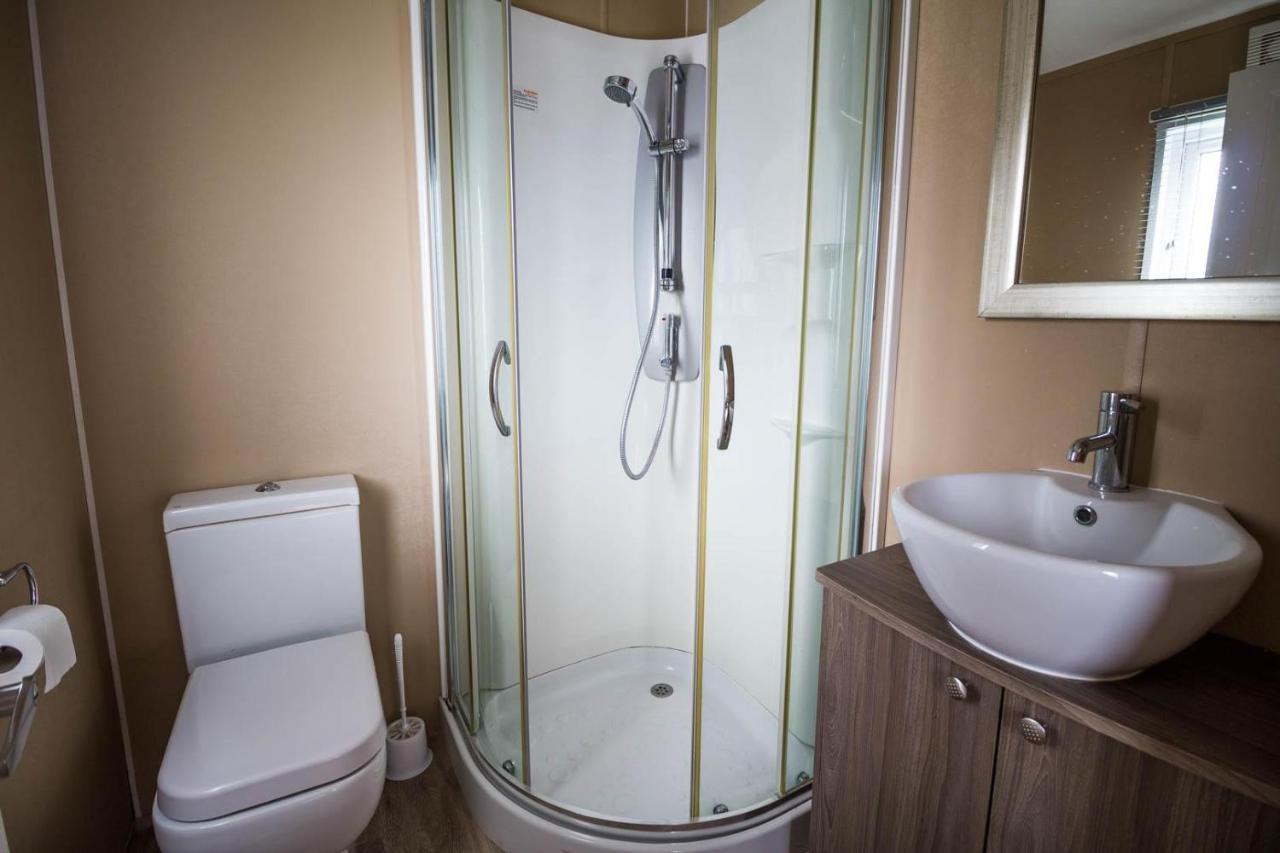 Stunning 6 Berth Lodge With Sea Views For Hire At Skipsea Sands Ref 41136Nf Barmston ภายนอก รูปภาพ