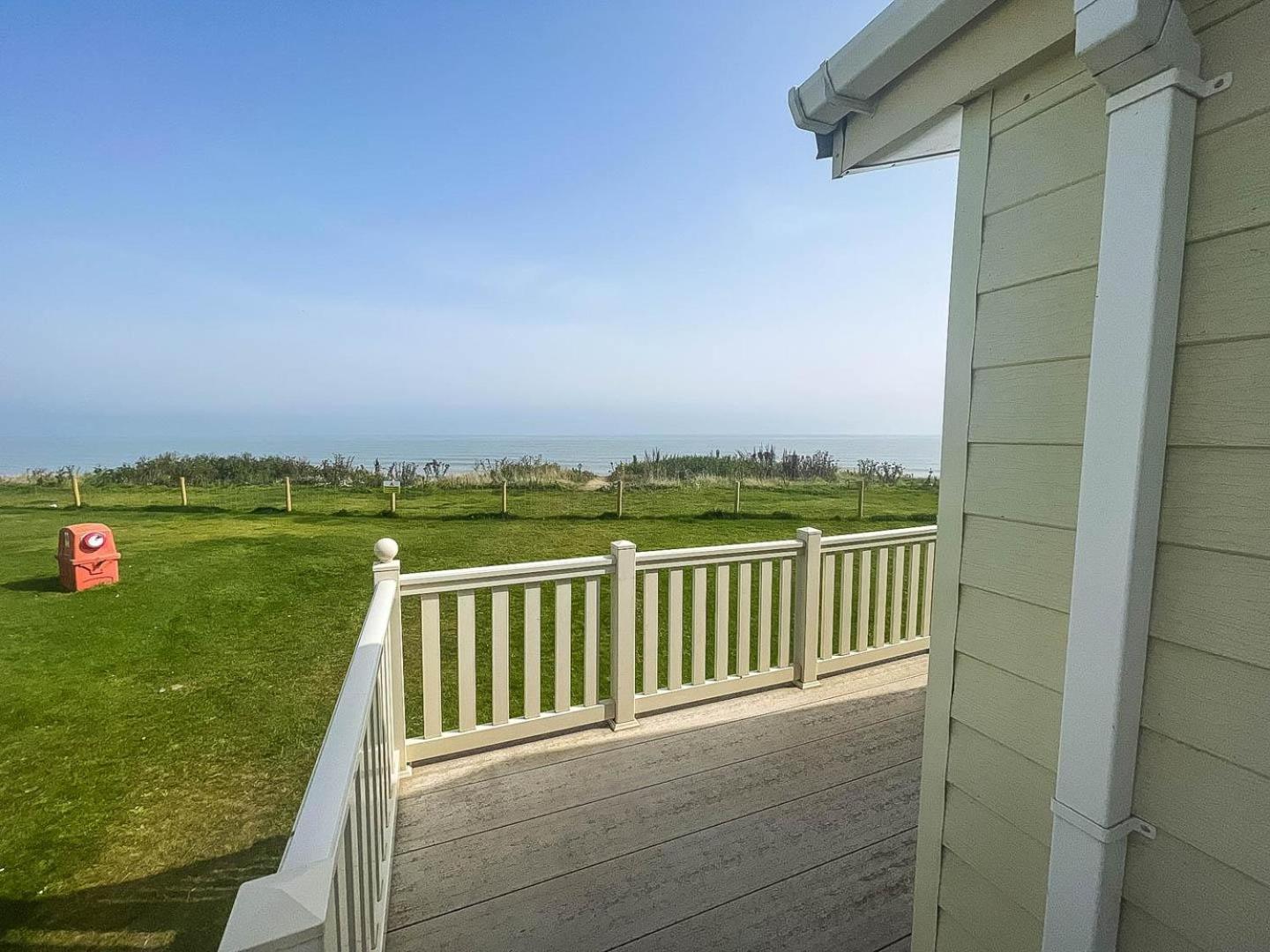 Stunning 6 Berth Lodge With Sea Views For Hire At Skipsea Sands Ref 41136Nf Barmston ภายนอก รูปภาพ
